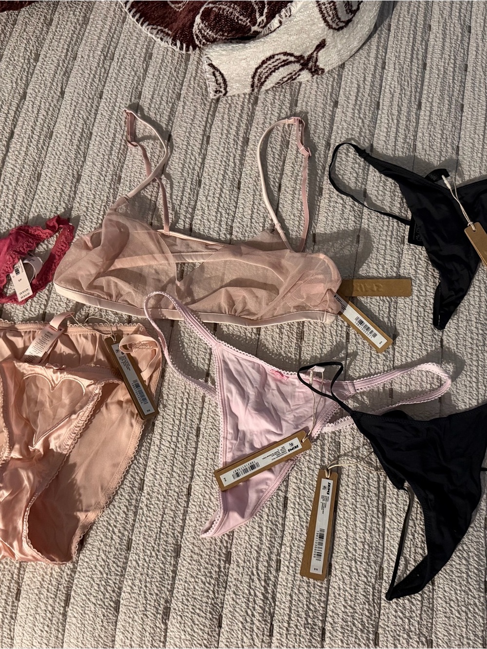 4 skims underwear 1 skims bralette 1 Victoria’s Secret underwear. All nwt